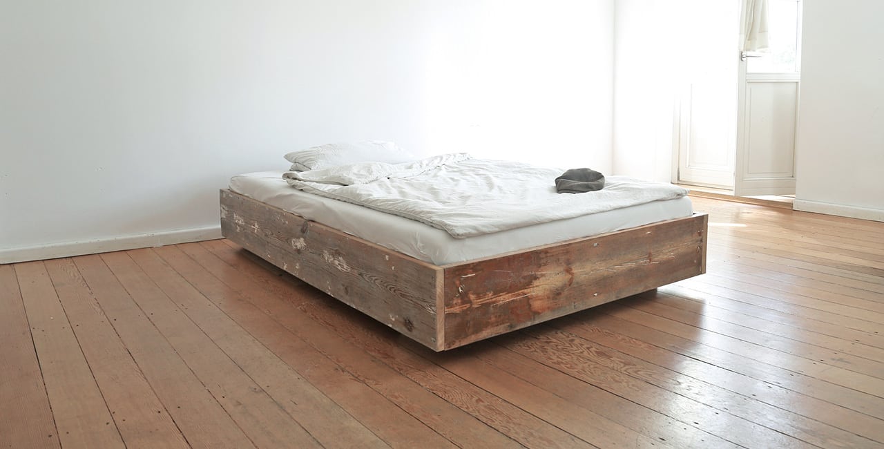 Bett aus alten Holzbodendielen